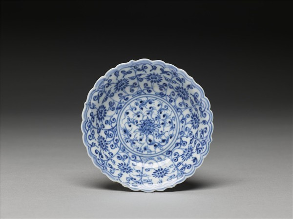青花纏枝花卉紋菊花式盤