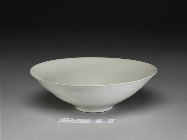 甜白釉暗花龍紋葵口碗