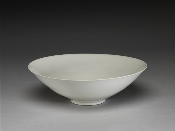 甜白釉暗花龍紋葵口碗