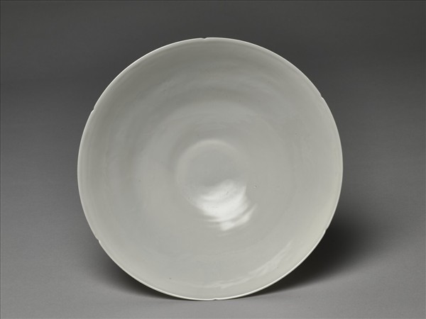 甜白釉暗花龍紋葵口碗