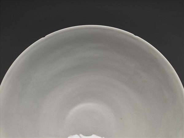 甜白釉暗花龍紋葵口碗