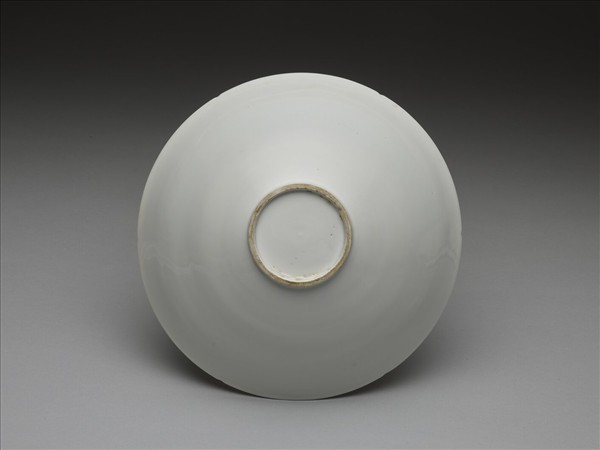 甜白釉暗花龍紋葵口碗