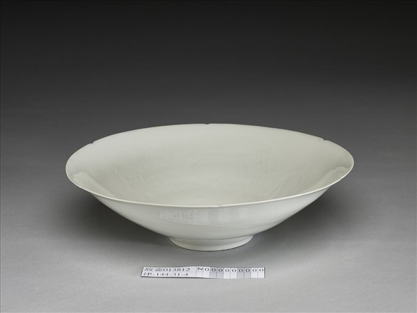 甜白釉暗花龍紋葵口碗