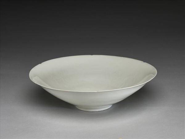 甜白釉暗花龍紋葵口碗