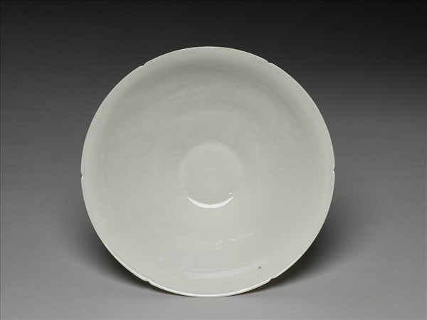 甜白釉暗花龍紋葵口碗