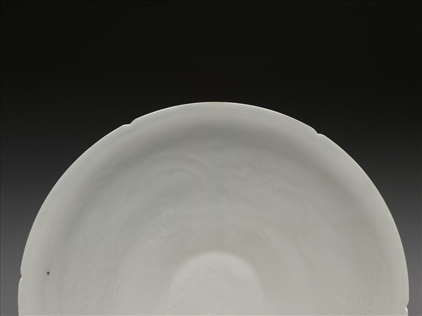 甜白釉暗花龍紋葵口碗