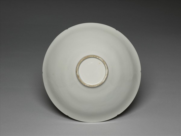 甜白釉暗花龍紋葵口碗