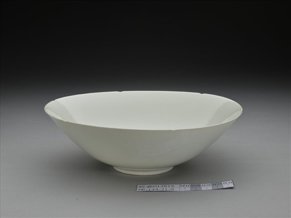 甜白釉暗花龍紋葵口碗