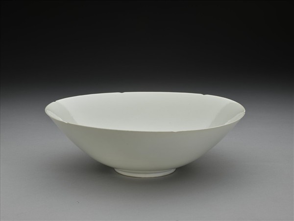 甜白釉暗花龍紋葵口碗