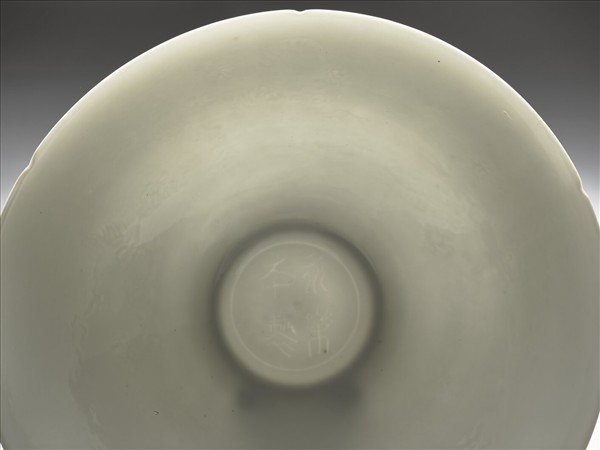 甜白釉暗花龍紋葵口碗