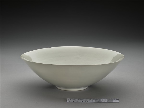 甜白釉暗花龍紋葵口碗