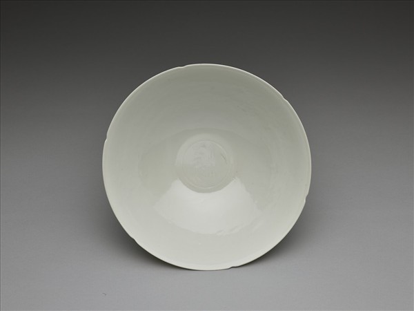 甜白釉暗花龍紋葵口碗