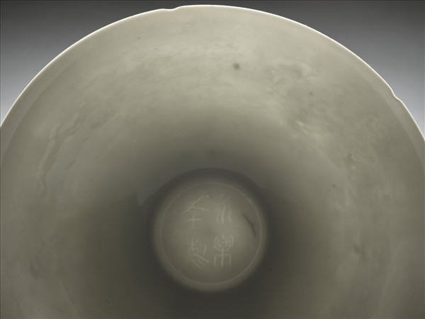 甜白釉暗花龍紋葵口碗