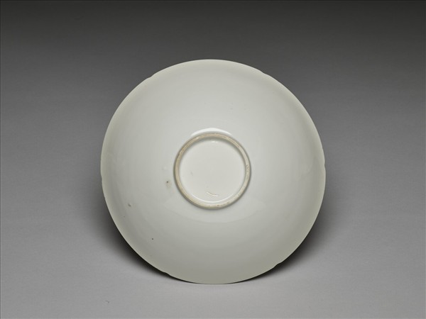 甜白釉暗花龍紋葵口碗