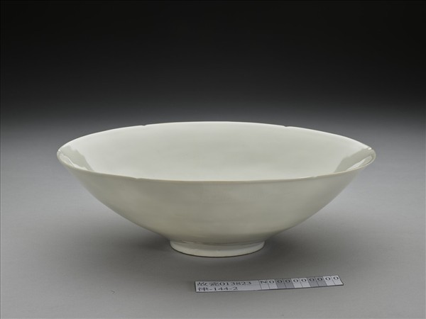 甜白釉暗花龍紋葵口碗