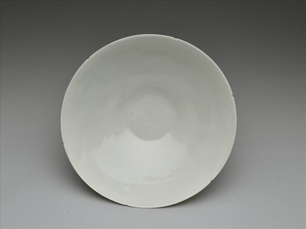 甜白釉暗花龍紋葵口碗