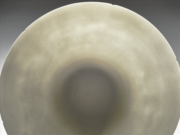 甜白釉暗花龍紋葵口碗