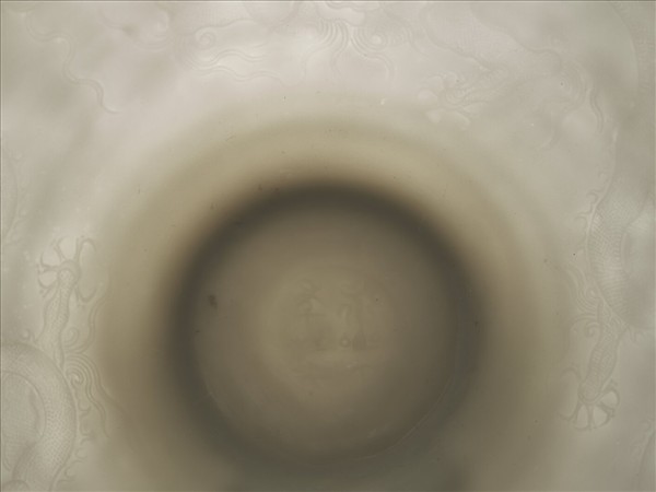 甜白釉暗花龍紋葵口碗