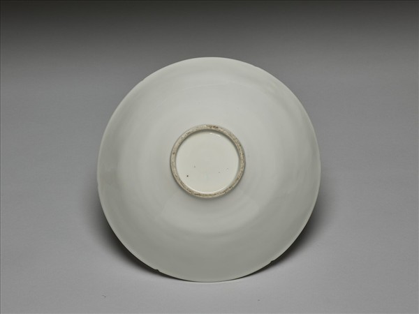 甜白釉暗花龍紋葵口碗