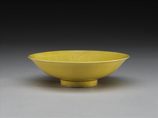 黃釉暗花牡丹紋碟