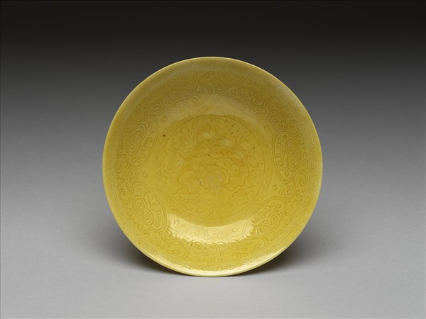 黃釉暗花牡丹紋碟