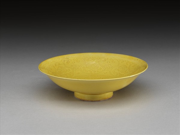 黃釉暗花牡丹紋碟