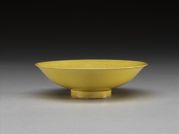 黃釉暗花牡丹紋碟