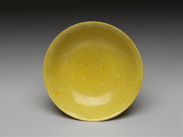 黃釉暗花牡丹紋碟