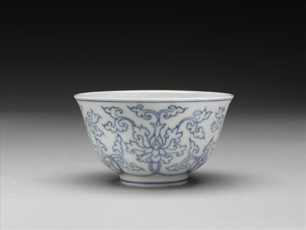 青花纏枝番蓮紋杯