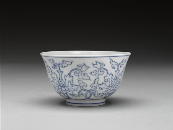 青花纏枝番蓮紋杯