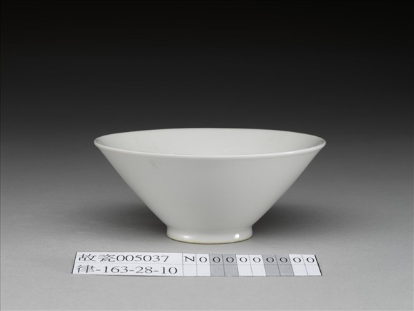 白瓷綠彩雲龍紋茶鍾