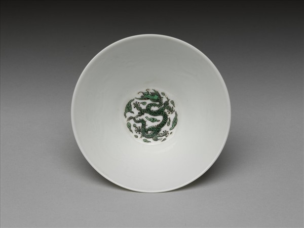 白瓷綠彩雲龍紋茶鍾