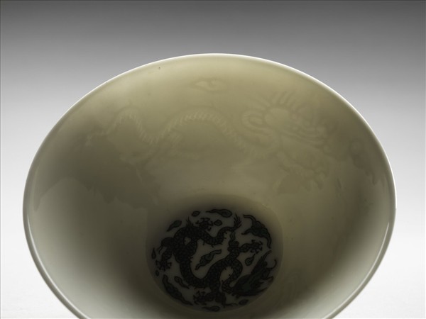 白瓷綠彩雲龍紋茶鍾