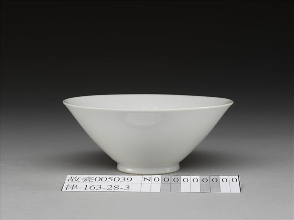 白瓷暗花綠彩雲龍紋鐃式茶鍾