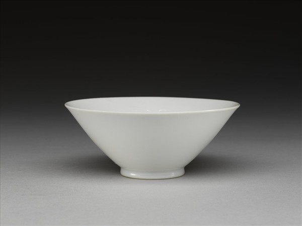 白瓷暗花綠彩雲龍紋鐃式茶鍾