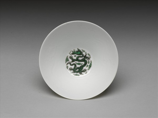白瓷暗花綠彩雲龍紋鐃式茶鍾