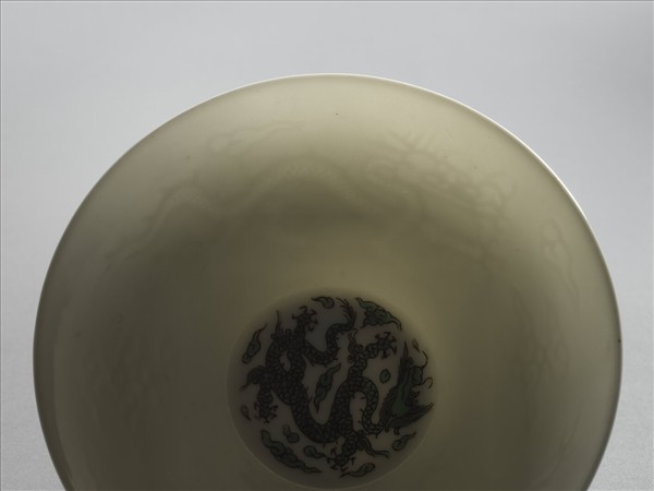 白瓷暗花綠彩雲龍紋鐃式茶鍾