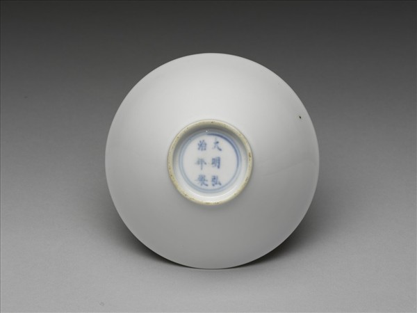 白瓷暗花綠彩雲龍紋鐃式茶鍾