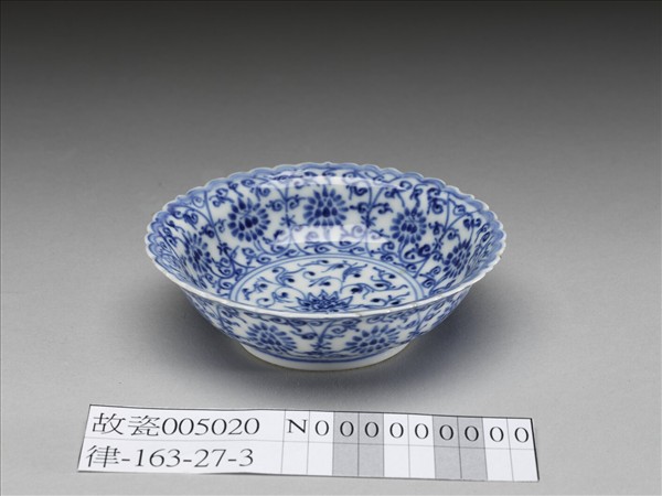 青花菊瓣口番蓮紋碟