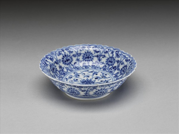 青花菊瓣口番蓮紋碟