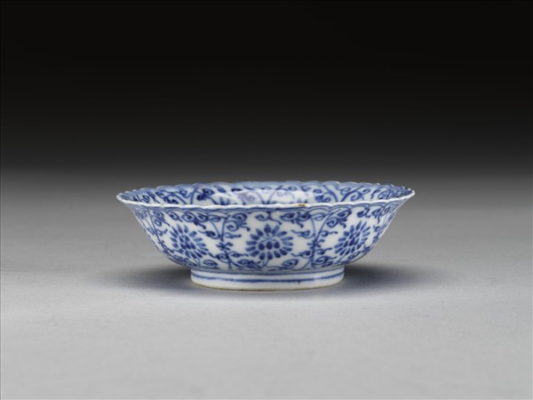 青花菊瓣口番蓮紋碟