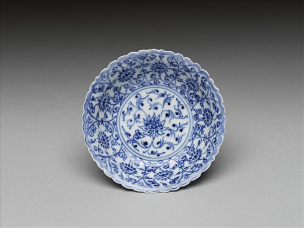青花菊瓣口番蓮紋碟