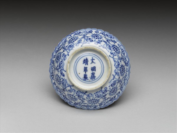 青花菊瓣口番蓮紋碟