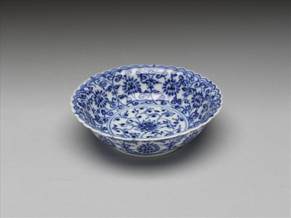 青花菊瓣口番蓮紋碟