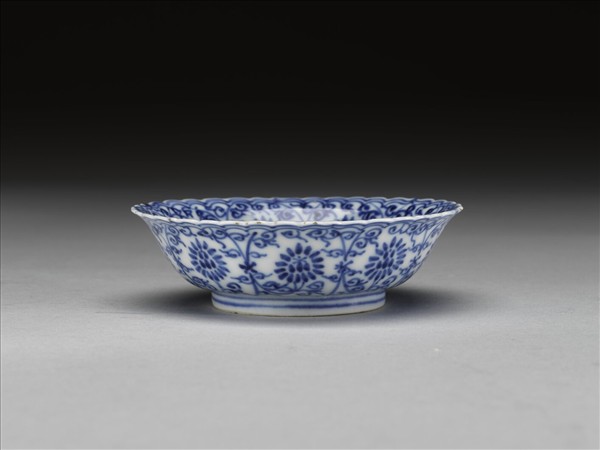 青花菊瓣口番蓮紋碟