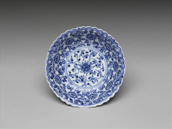 青花菊瓣口番蓮紋碟