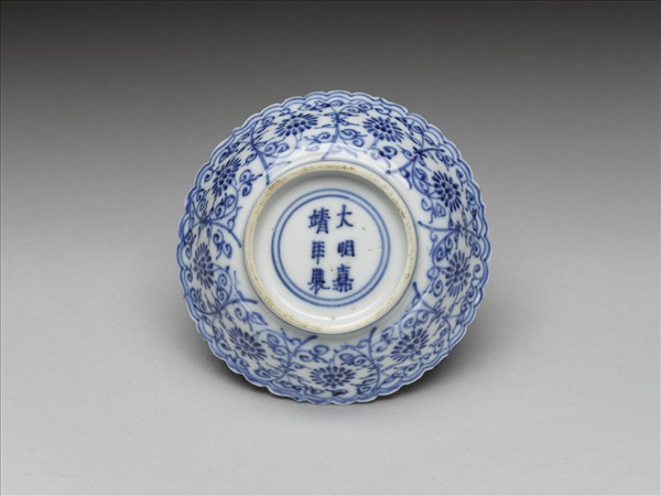 青花菊瓣口番蓮紋碟