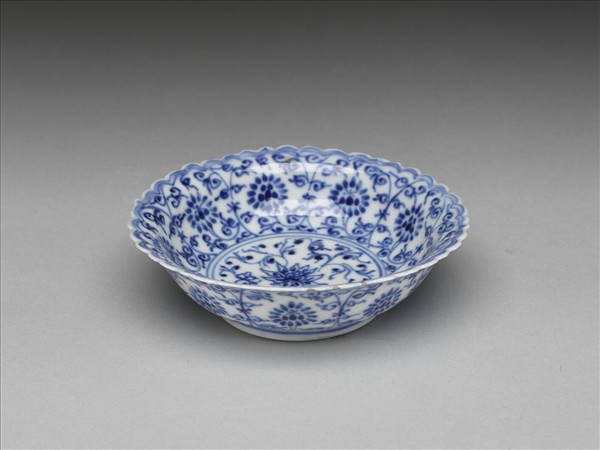 青花菊瓣口番蓮紋碟