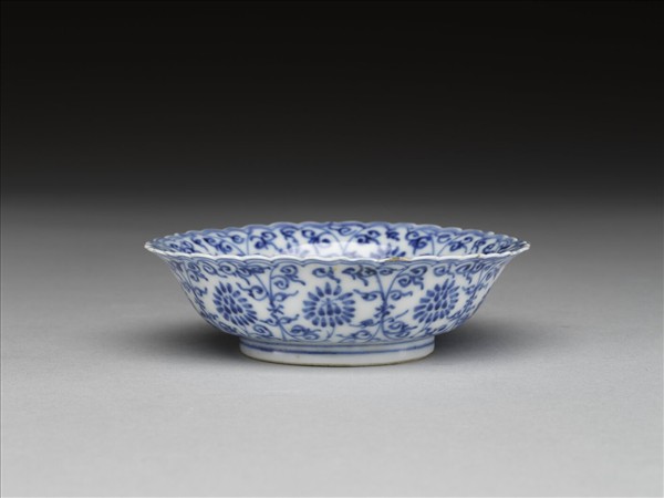 青花菊瓣口番蓮紋碟