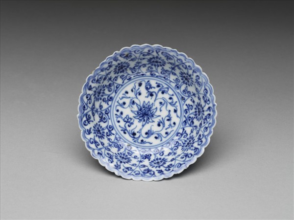 青花菊瓣口番蓮紋碟